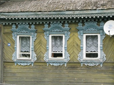 старый дом в Костромском крае  с резными наличниками