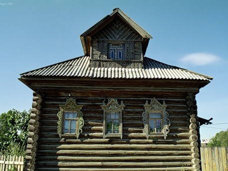 старый дом в Костромском крае  с резными наличниками